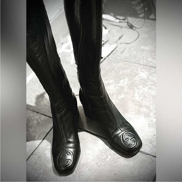 Gucci Black Leather Shoe with Gold Detail - Picture 13 of 16